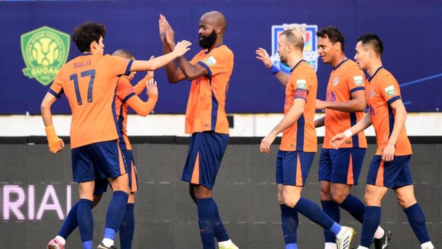 外援表现抢眼,带领球队取得胜利 外援表现抢眼,带领球队取得胜利