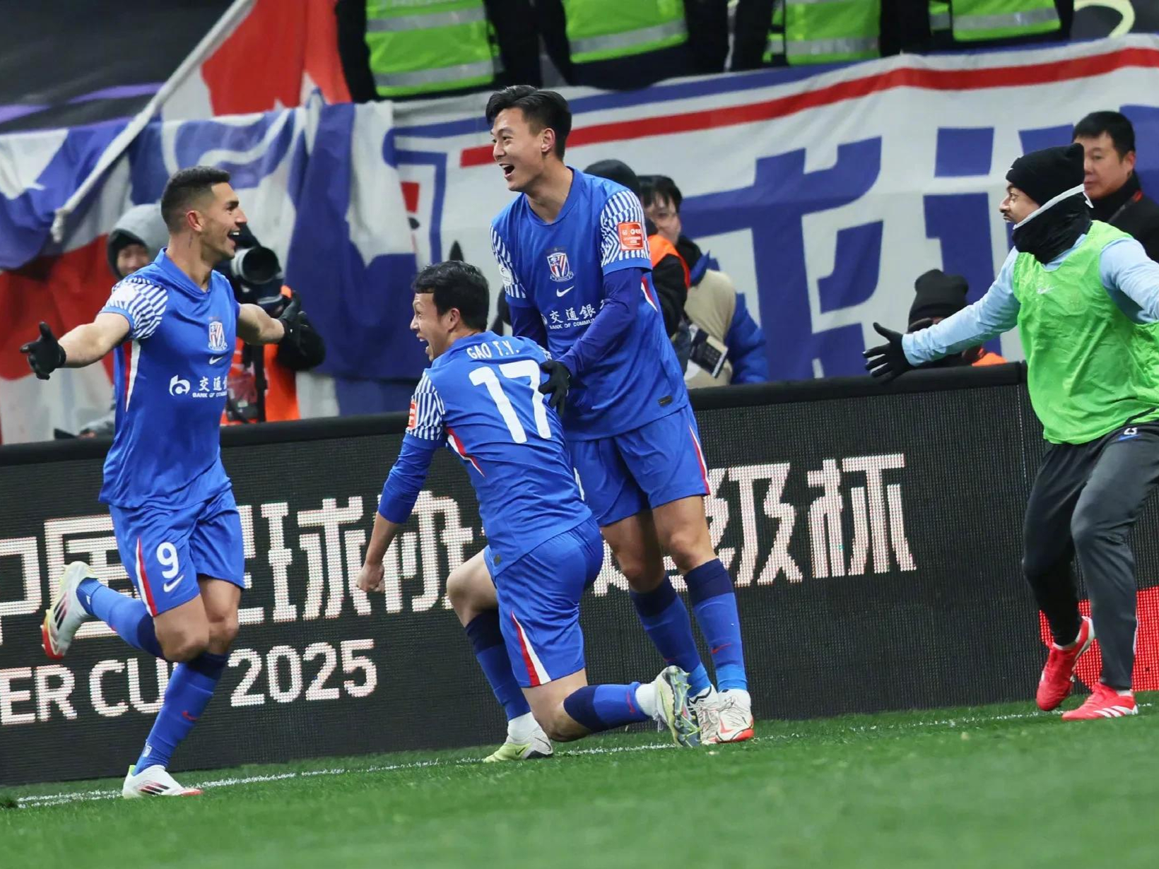 沪上德比中申花战胜上港，豪取三分