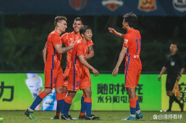 大发娱乐-乌龙球闹笑话,守门员帮助球队踢进比赛胜利了