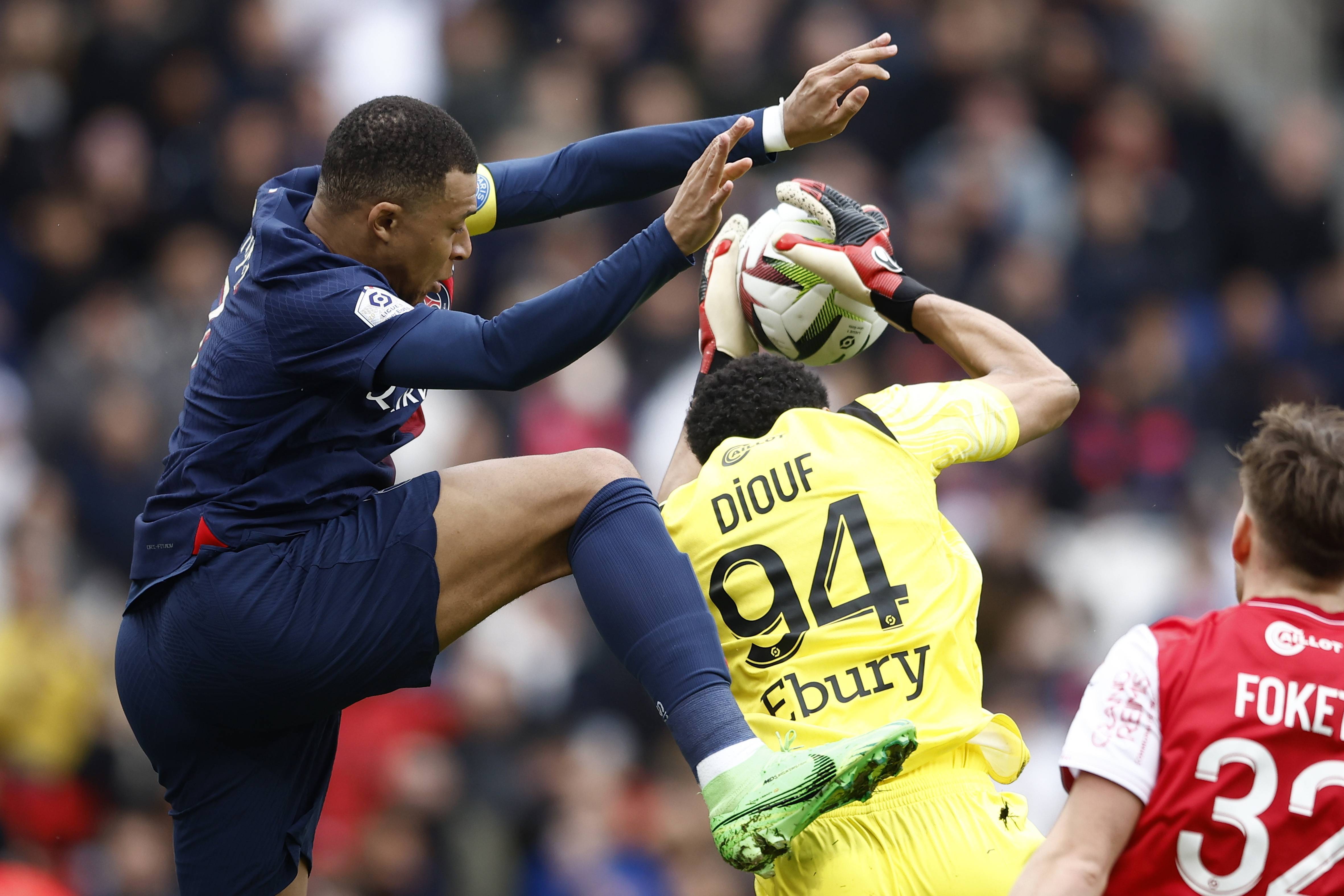 包含巴黎圣日耳曼横扫对手，法甲联赛领跑稳固的词条