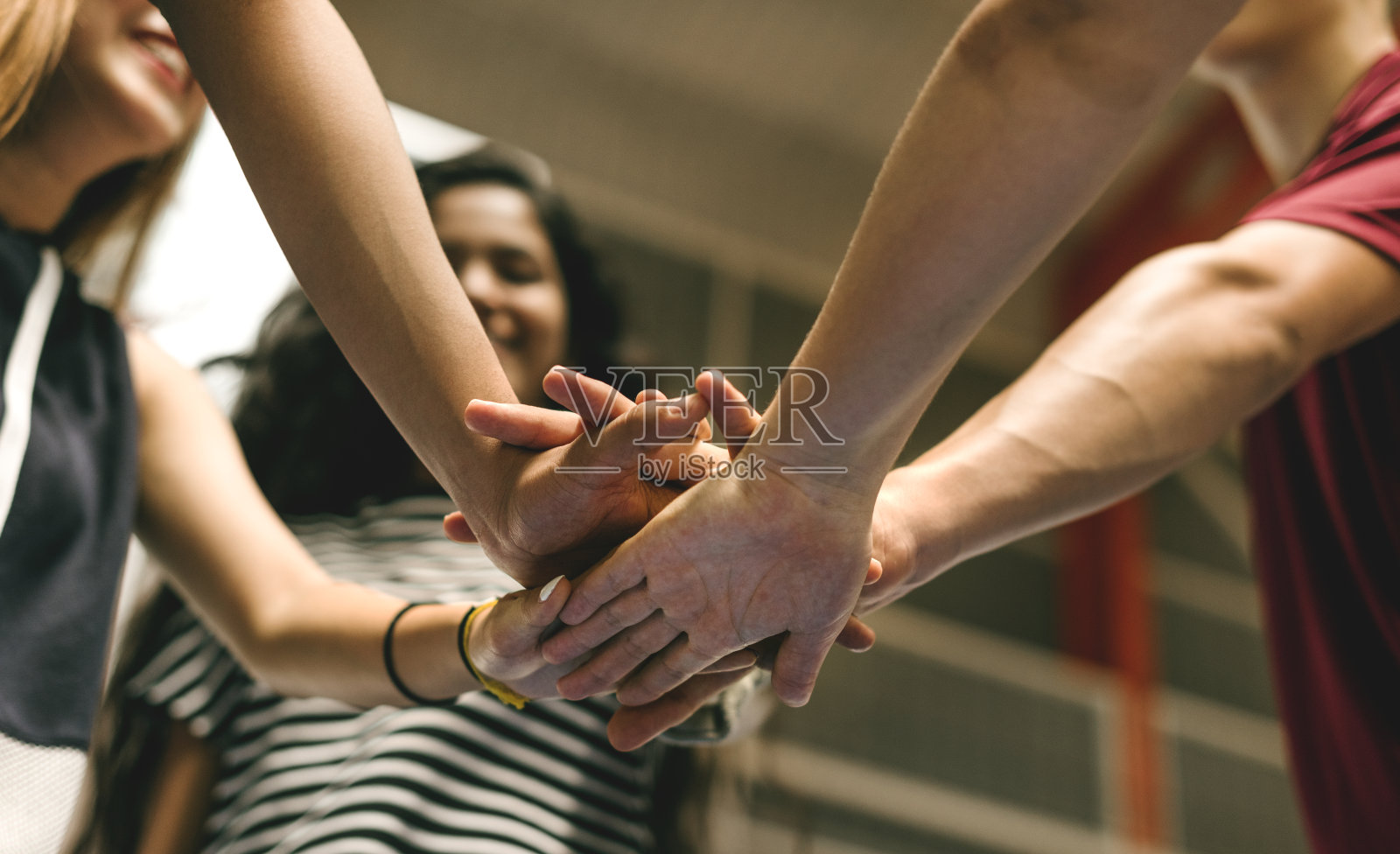 篮球比赛中球队获胜关键在于团队合作(在篮球比赛中有时团队合作比一个队员技术更重要)