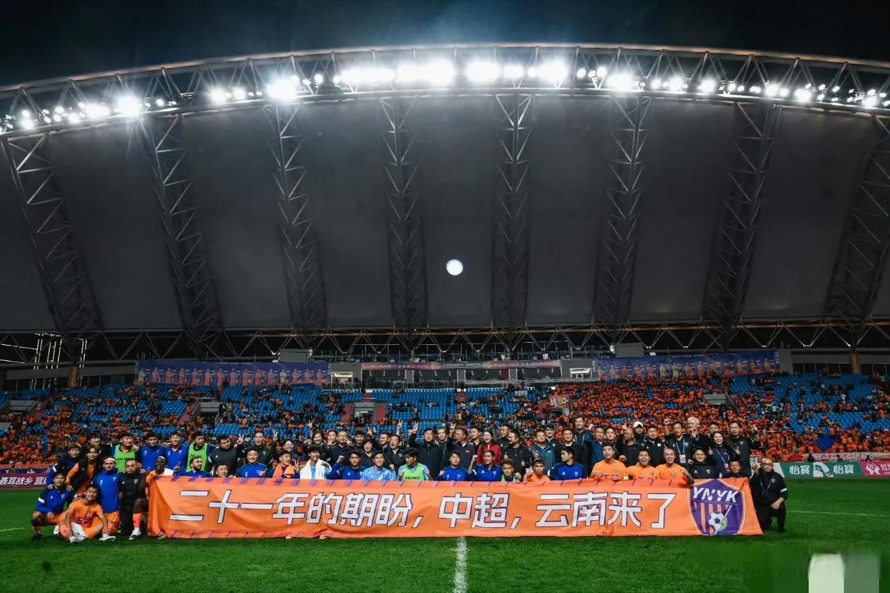 大发娱乐-顶级足球赛事持续升温，球队冲击冠军称号(足球队夺冠)